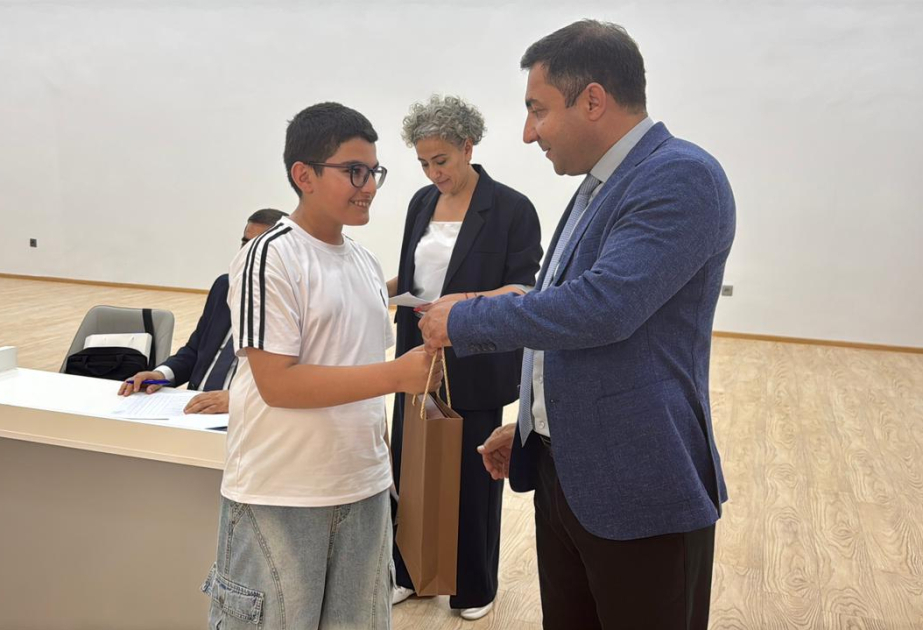 تقديم مفاتيح البيوت إلى العائلات الـ 45 التي أعيدت اليوم إلى قرية شكور بكلي بجبرائيل المحررة من الاحتلال الأرميني
