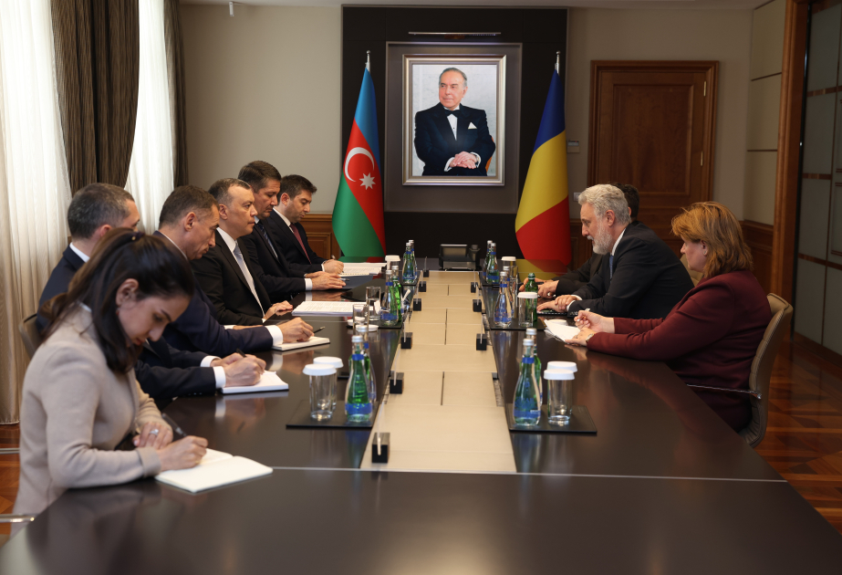 El Ministro de Finanzas de Azerbaiyán dialoga sobre la asociación estratégica y la cooperación económica con la delegación rumana