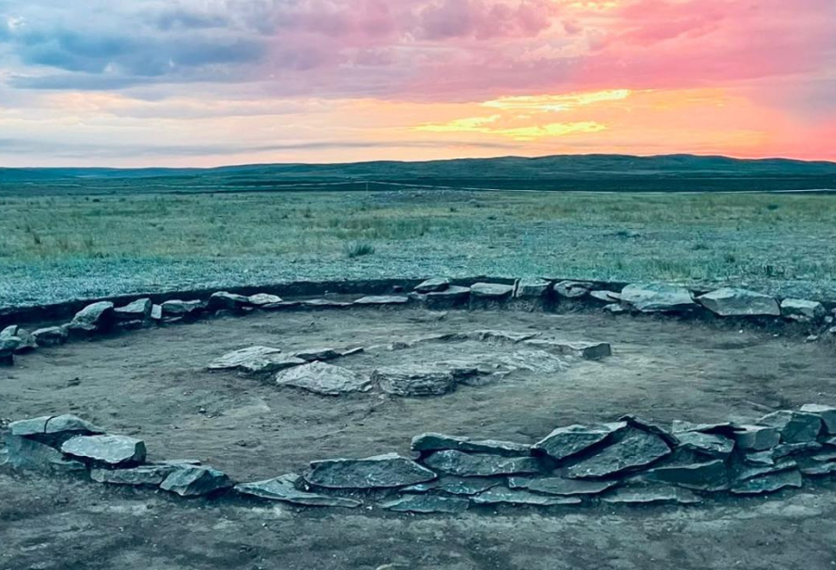 Arxeoloqlar Qazaxıstandakı qədim kurqanda nadir əşyalar tapıblar