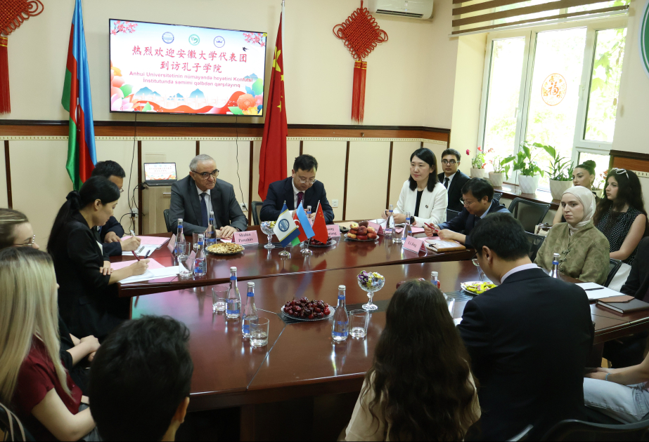 安徽大学代表团到访巴库国立大学孔子学院并举行师生座谈会