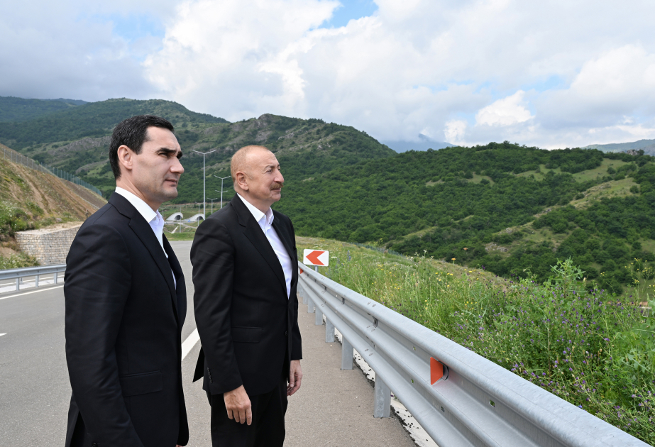 Les présidents Aliyev et Berdymoukhamedov posent pour des photos avec le village de Dachalty en arrière-plan