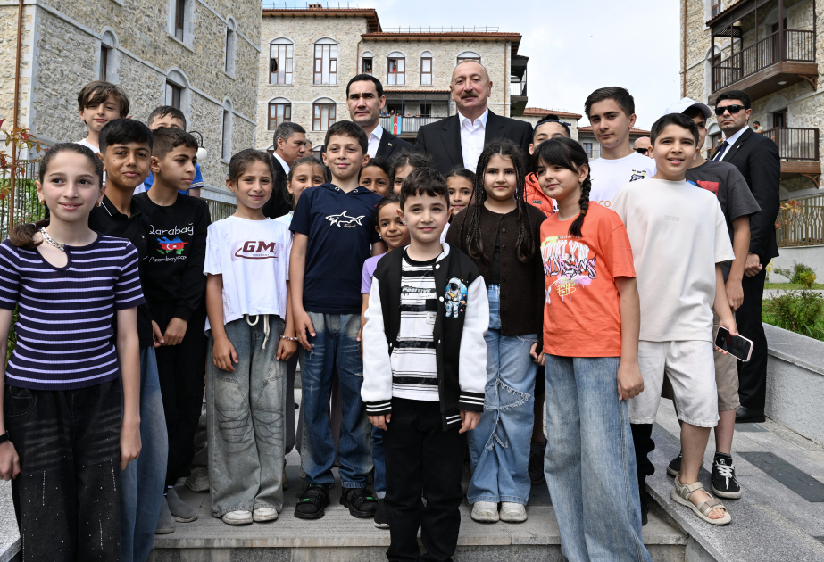 Ilham Aliyev und Serdar Berdimuhamedow besuchen ersten Wohnkomplex in Schuscha