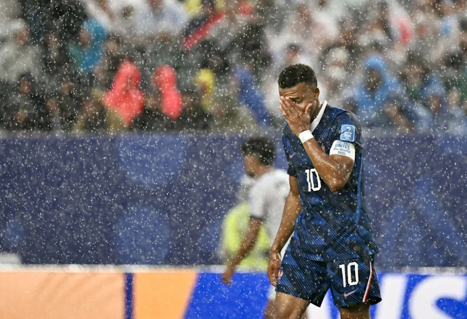 Mbappe yağış səbəbindən dayandırılan oyundan sonra meydançanın vəziyyətindən narazı qalıb