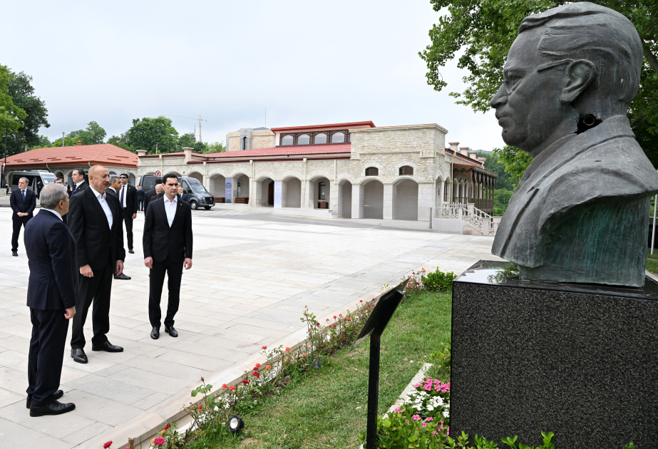 Präsident Ilham Aliyev und Serdar Berdimuhamedow besichtigen in Schuscha von Kugeln durchsiebte Denkmäler von Natavan, Bulbul und Uzeyir Hajibeyli