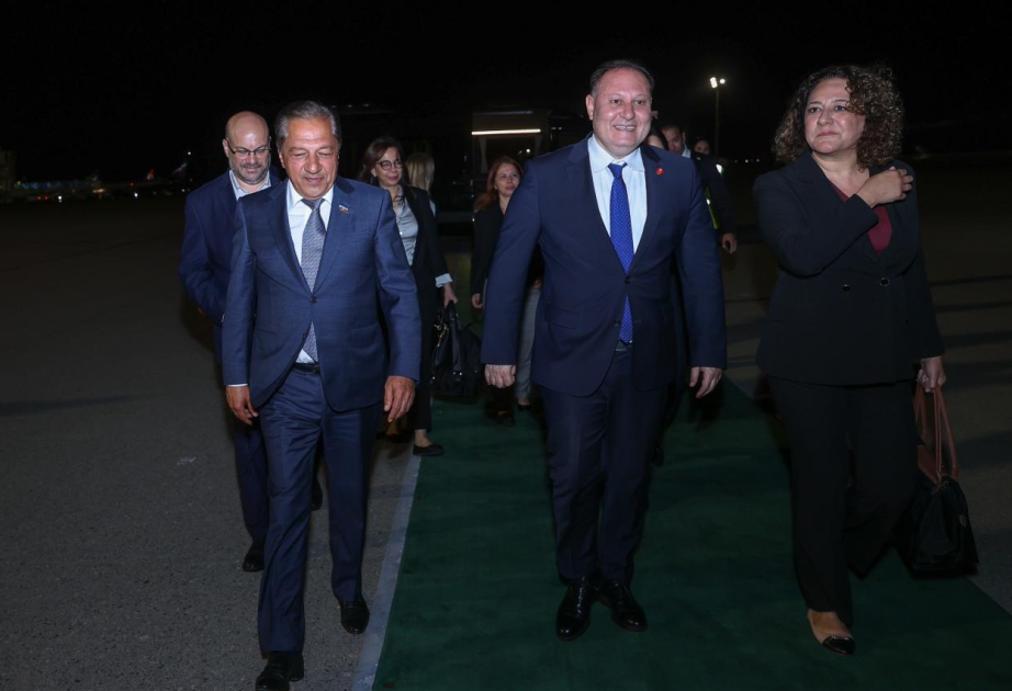 Präsident der TRNZ-Parlamentsversammlung zu Arbeitsbesuch in Aserbaidschan eingetroffen