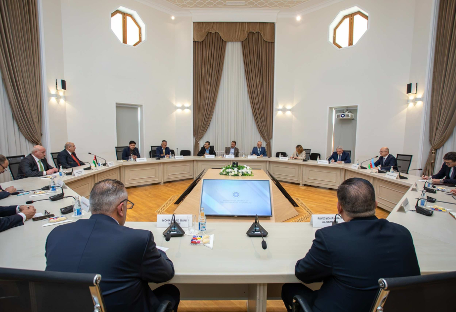 وزير الطاقة الأذربيجاني يجتمع مع رئيس البرلمان الأردني