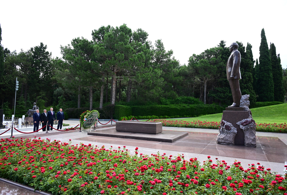 Russische Delegation ehrt Andenken von Nationalleader Heydar Aliyev