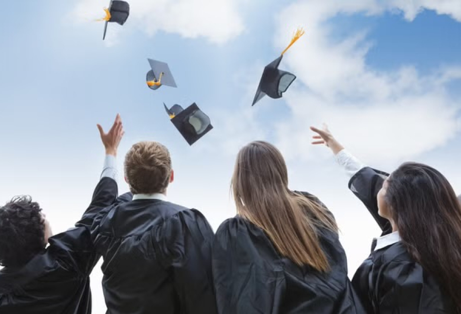 Britaniyada hər dörd universitet məzunundan biri ali təhsil səbəbindən maliyyə itkisi ilə qarşılaşır