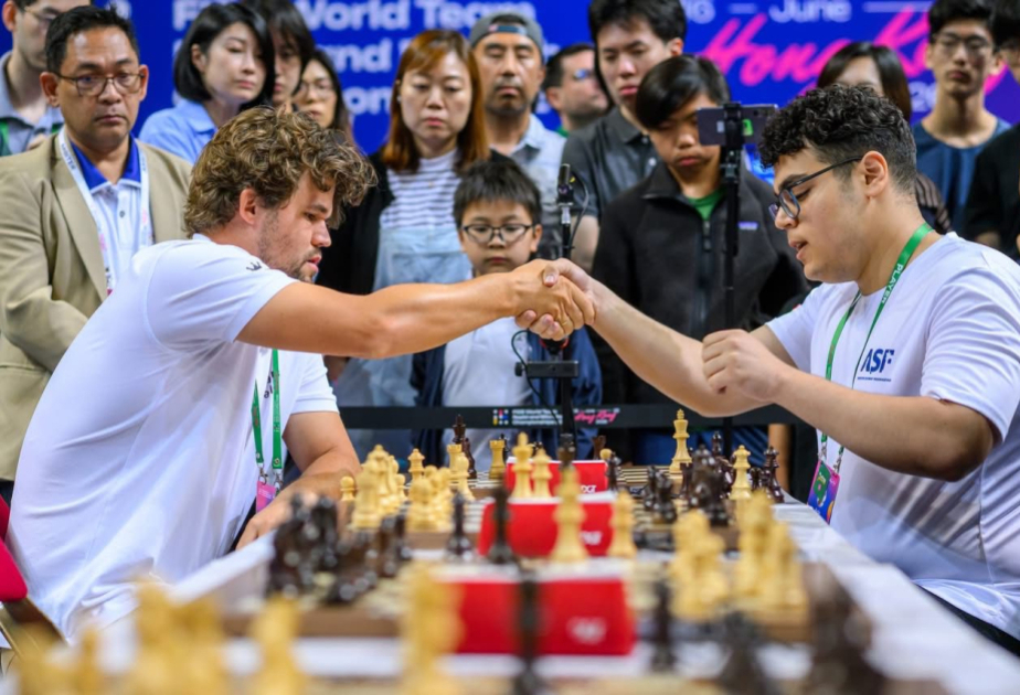 Aserbaidschans Schachspieler feiert Sieg gegen Carlsen