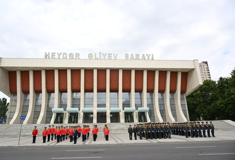 Paytaxtda hərbi orkestrlərin müşayiəti ilə yürüşlər keçirilib YENİLƏNİB VİDEO