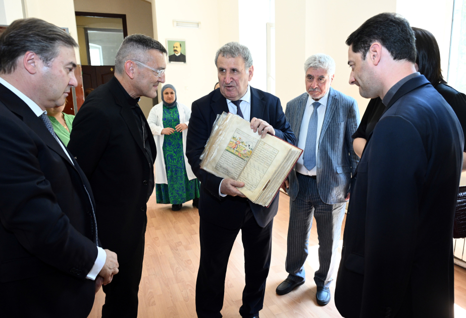 Vatikan Apostol Kitabxanası və Apostol Arxivinin rəhbərliyi Əlyazmalar İnstitutunda olub