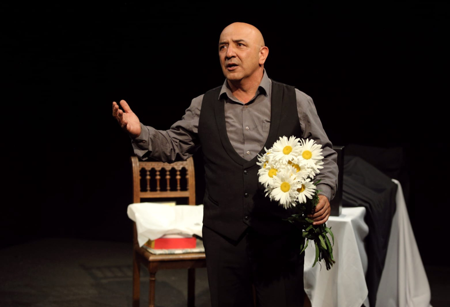 Kişineuda Azərbaycanın Əməkdar artistinin fərdi tamaşası nümayiş olunub