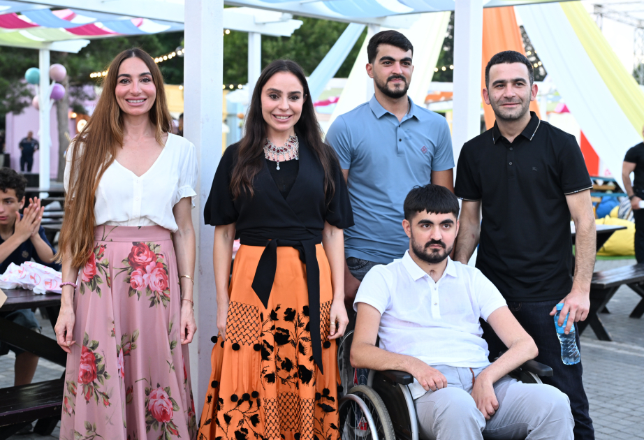Leyla Aliyeva et Arzou Aliyeva visitent le festival d'été « CandyFest »