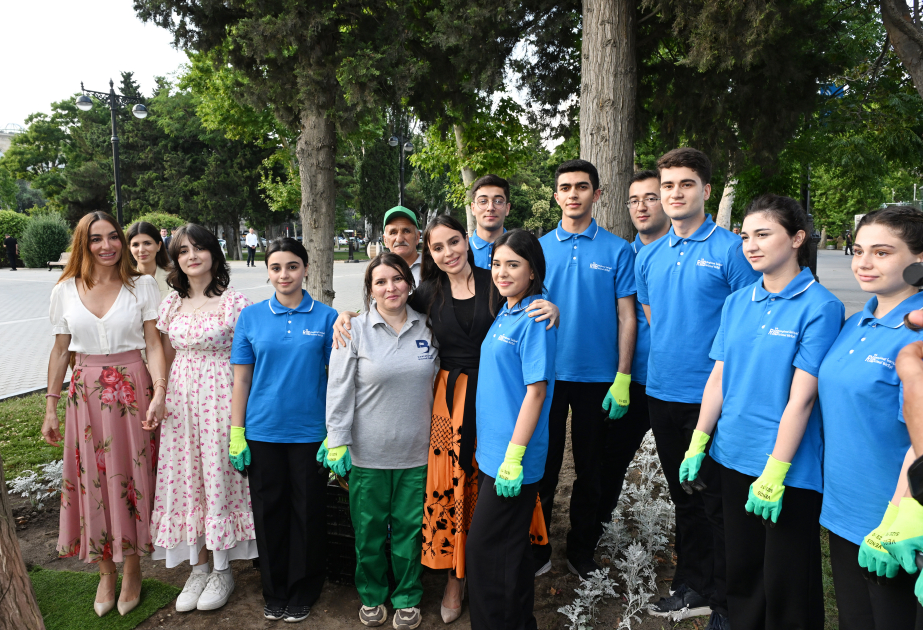 Leyla Aliyeva y Arzu Aliyeva participan en una campaña de plantación de flores de temporada en el Bulevar Litoral de Bakú