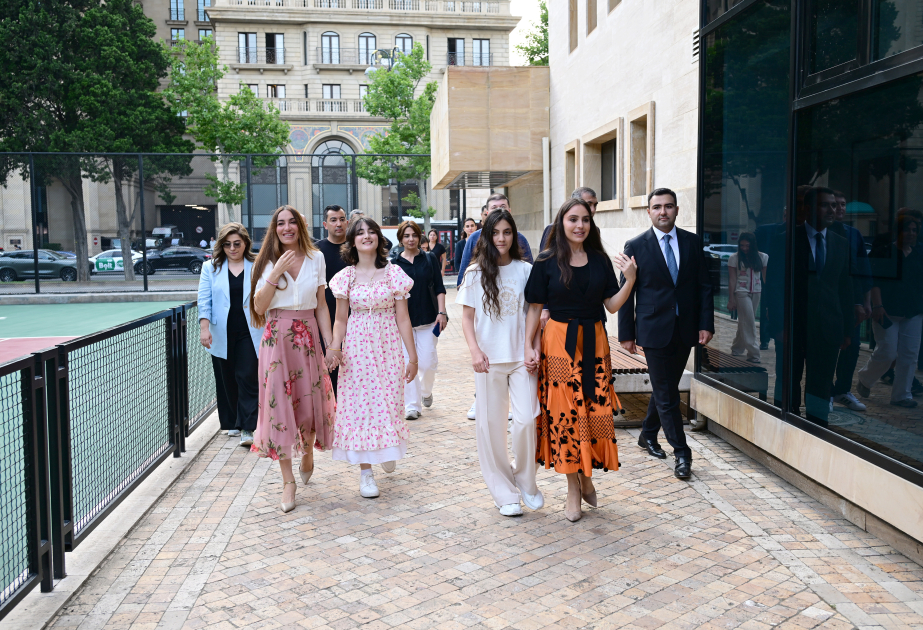 Leyla Aliyeva et Arzou Aliyeva assistent aux cérémonies d'ouverture et de présentation au Parc en bord de mer
