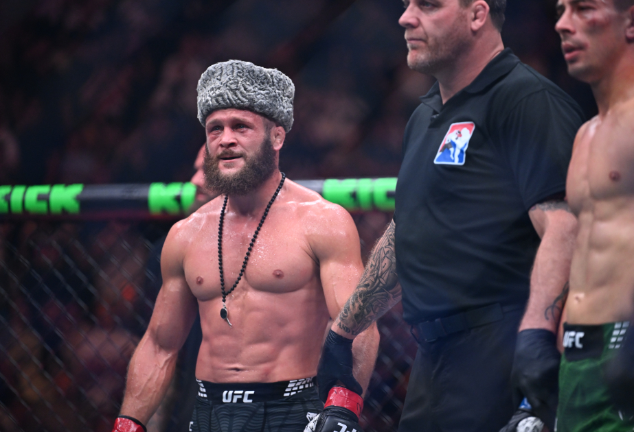 UFC: Рафаэль Физиев победил в главном бою вечера