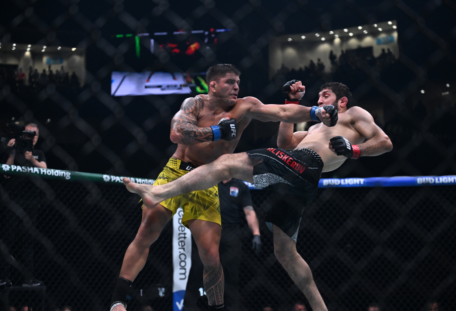 UFC turnirində əsas döyüşlər davam edir