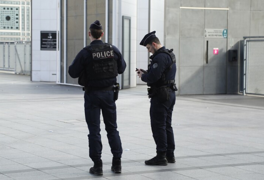 فتح تحقيق في باريس بعد تداول فيديو لشرطي يصفع شخصاً مكبل اليدين