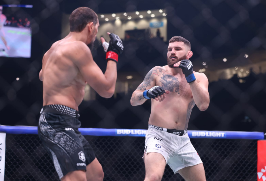 UFC turnirində əsas döyüşlər start götürüb
