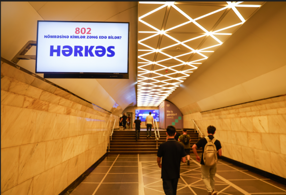 Metroda narkomaniyaya qarşı mübarizəyə dair məlumatlandırıcı videoçarx nümayiş etdirilir
