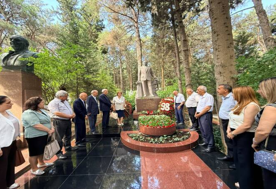 Akademik Cəlal Əliyevin məzarı ziyarət olunub