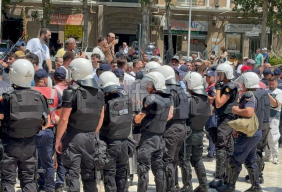 Albaniyada etirazçılarla polis arasında gərginlik yaşanıb