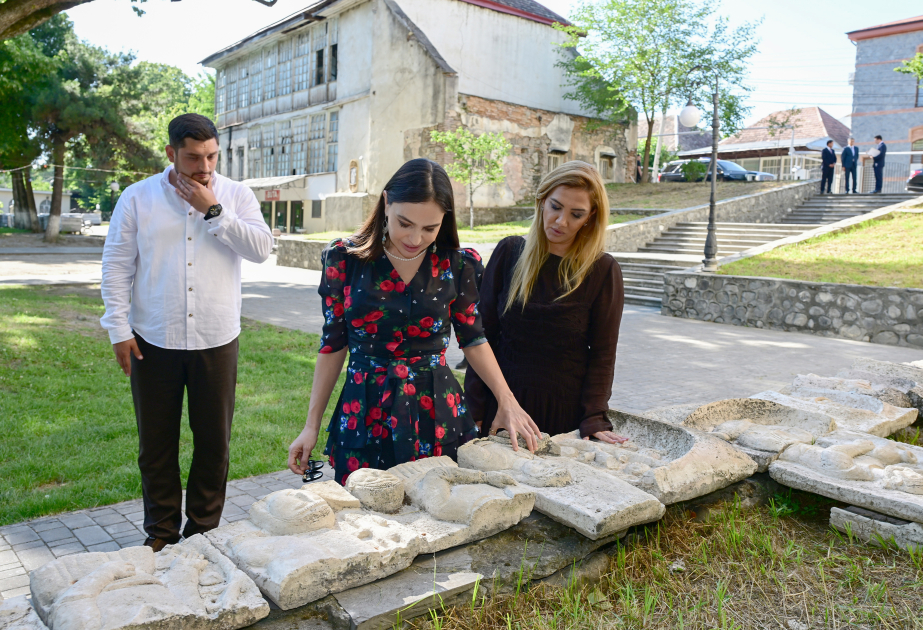 Leyla Əliyeva Şəki şəhərindəki Məhəmməd Füzuli adına parkda görülən işlərlə tanış olub
