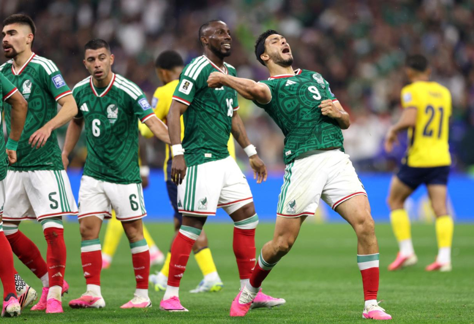 Quinones leads Mexico into World Cup last 16