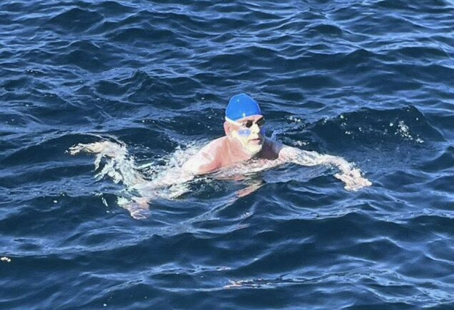 American swims across Japan strait, for historic 7 channels, summits