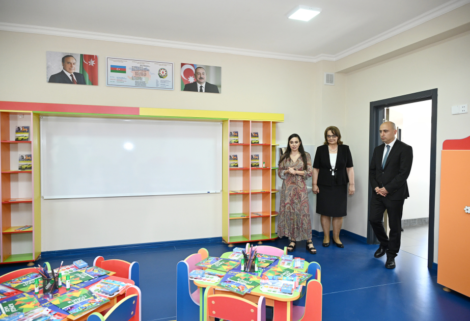 Leyla Aliyeva asiste a la inauguración del nuevo edificio de una escuela en Yevlakh