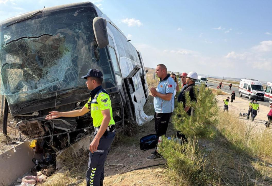 Türkiyədə sərnişin avtobusu qəzaya uğrayıb, 40 nəfər xəsarət alıb