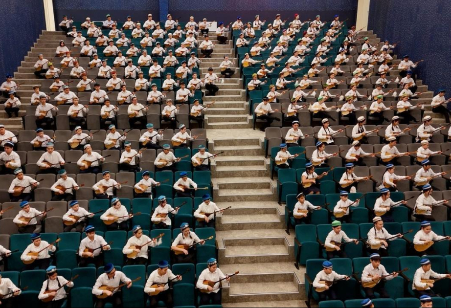 В Астане около 10 тысяч школьников сыграли на домбре