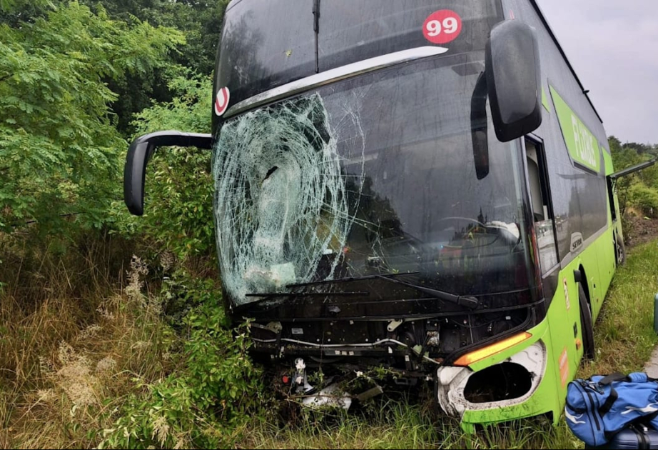 Almaniyada sərnişin avtobusu qəzaya uğrayıb, 11 nəfər xəsarət alıb