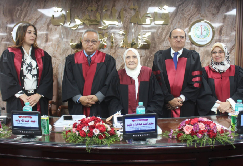 Arzusundan vaz keçmədi: Misirli qadın 83 yaşında fəlsəfə doktoru oldu