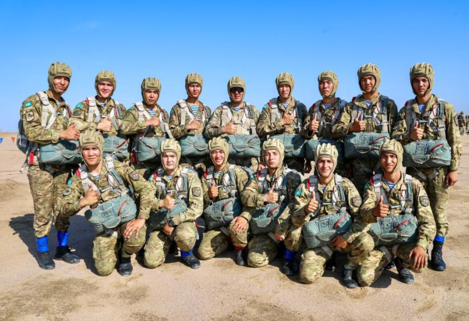 Более 120 казахстанских десантников выполнили прыжки с парашютом