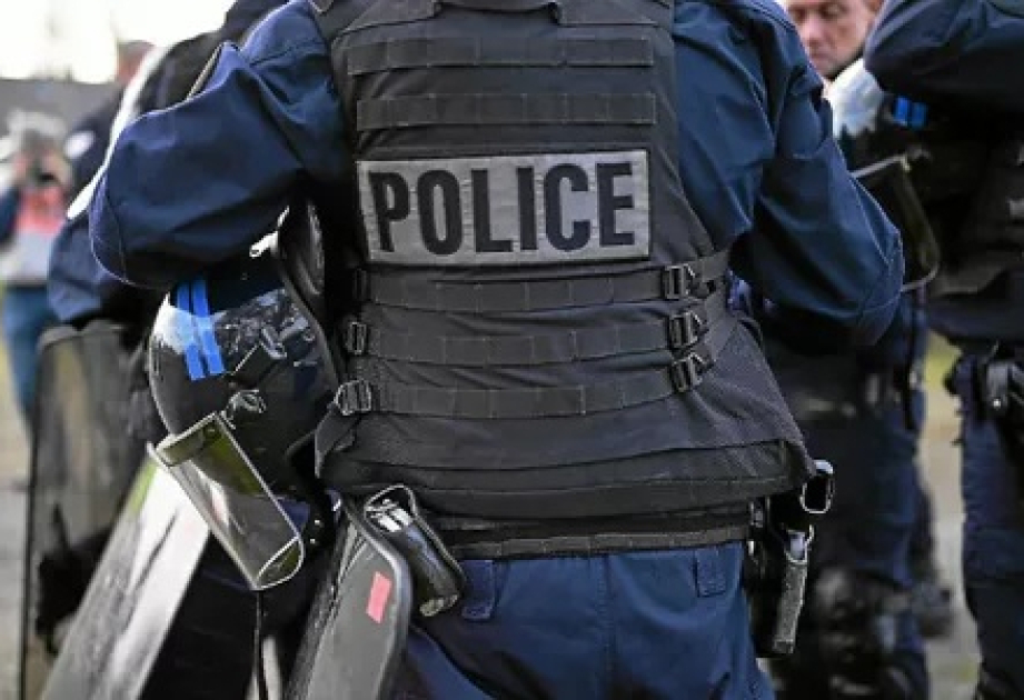 Fransada polis bir neçə nəfərə bıçaqla hücum edən şəxsə atəş açıb