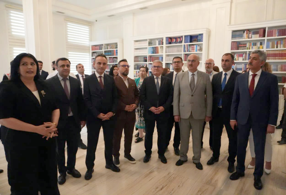 Gəncə şəhər Heydər Əliyev Mərkəzində “Türkiyə ədəbiyyatı” bölməsi oxucuların istifadəsinə verilib