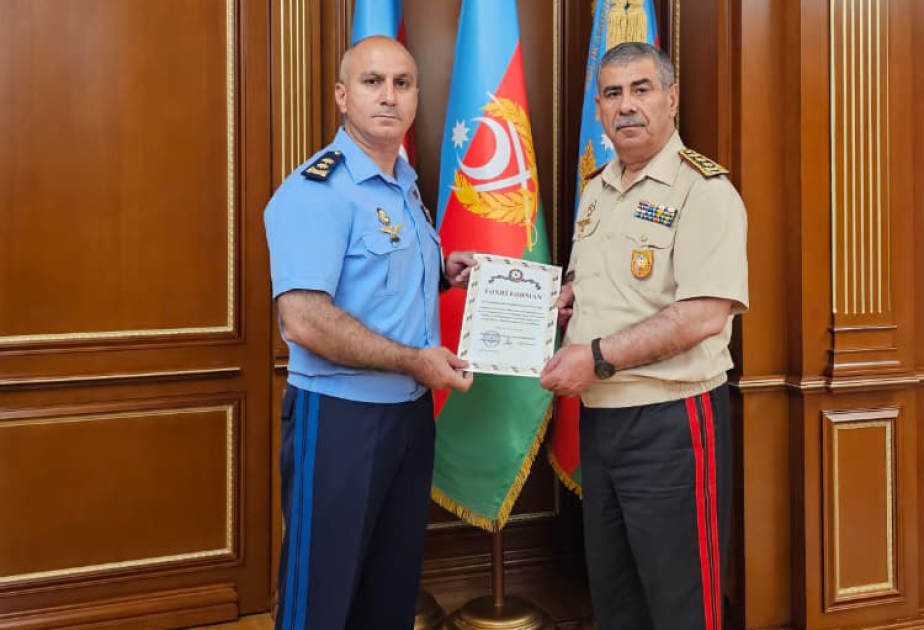 Azerbaijani Defense Minister awards Air Force, Special Forces commanders
