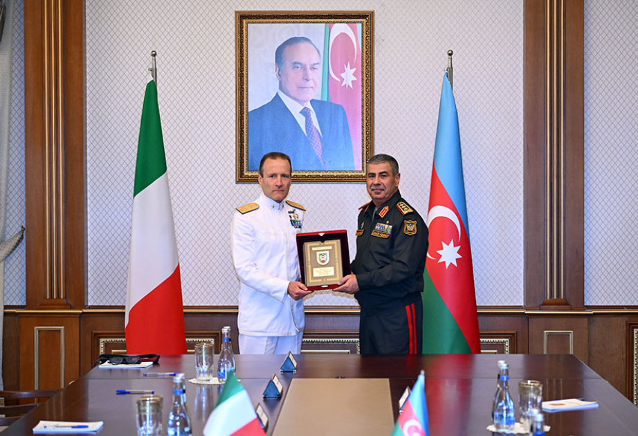 Aserbaidschan und Italien erörtern militärische Zusammenarbeit