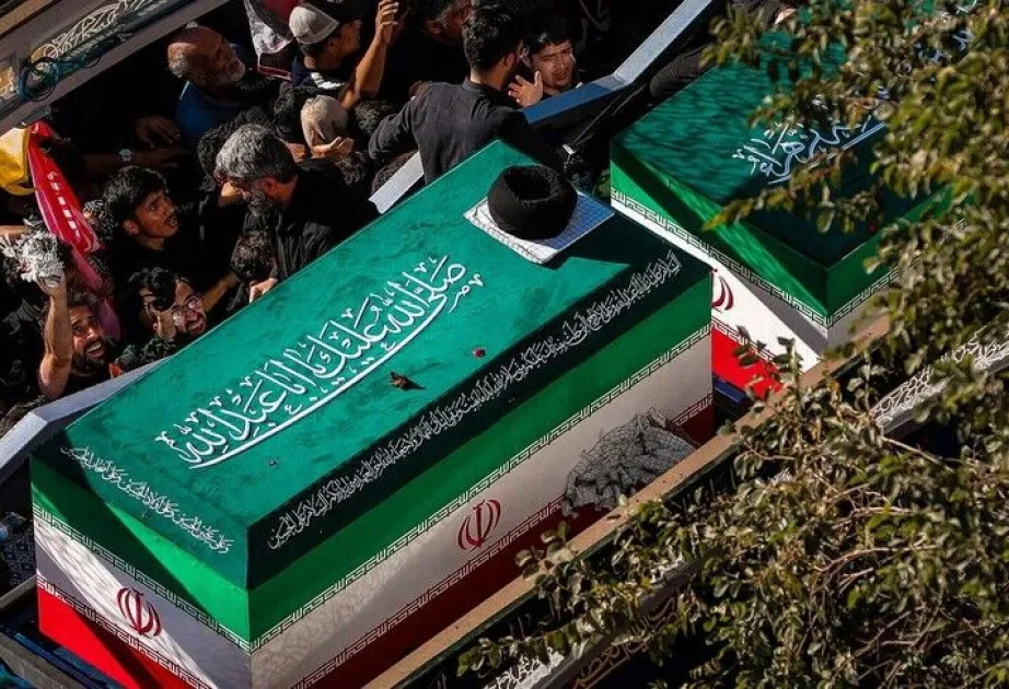 دفن المرشد الأعلى الإيراني الراحل علي خامنئي في مدينة مشهد