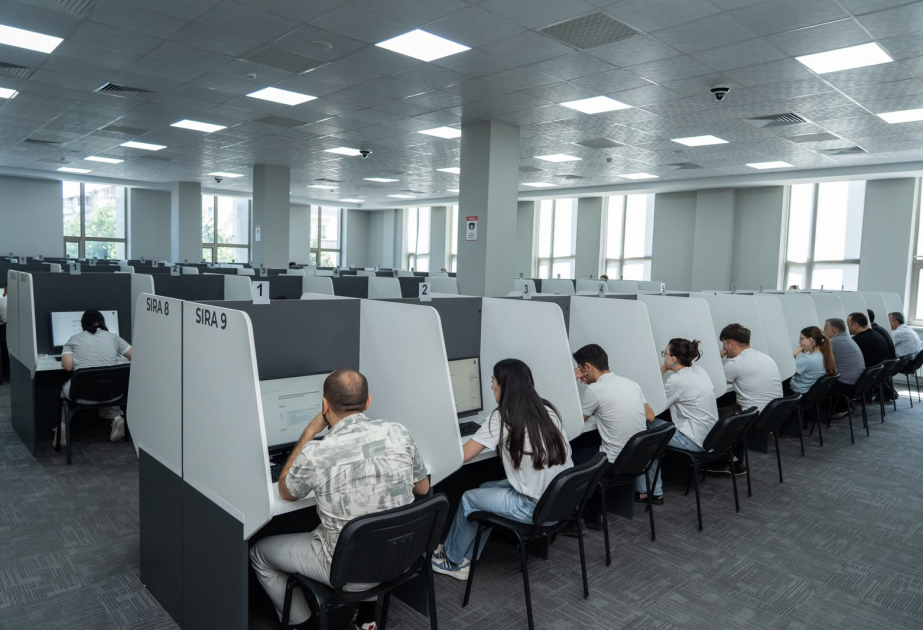 Dövlət icra məmuru vəzifəsinə qəbul üzrə ilk test imtahanı keçirilib