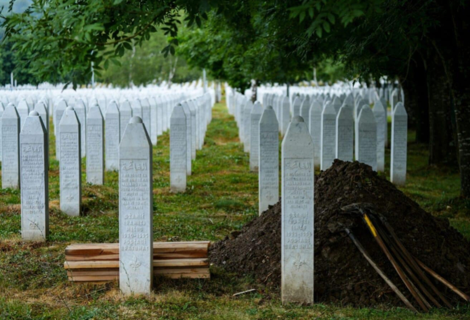 Zehn weitere Leichname von Opfern des Völkermords in Srebrenica beigesetzt