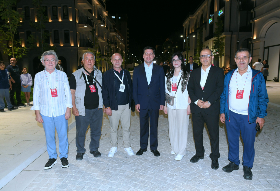 Los participantes del IV Foro Global de Medios de Comunicación de Shusha conocen la calle Garabaj