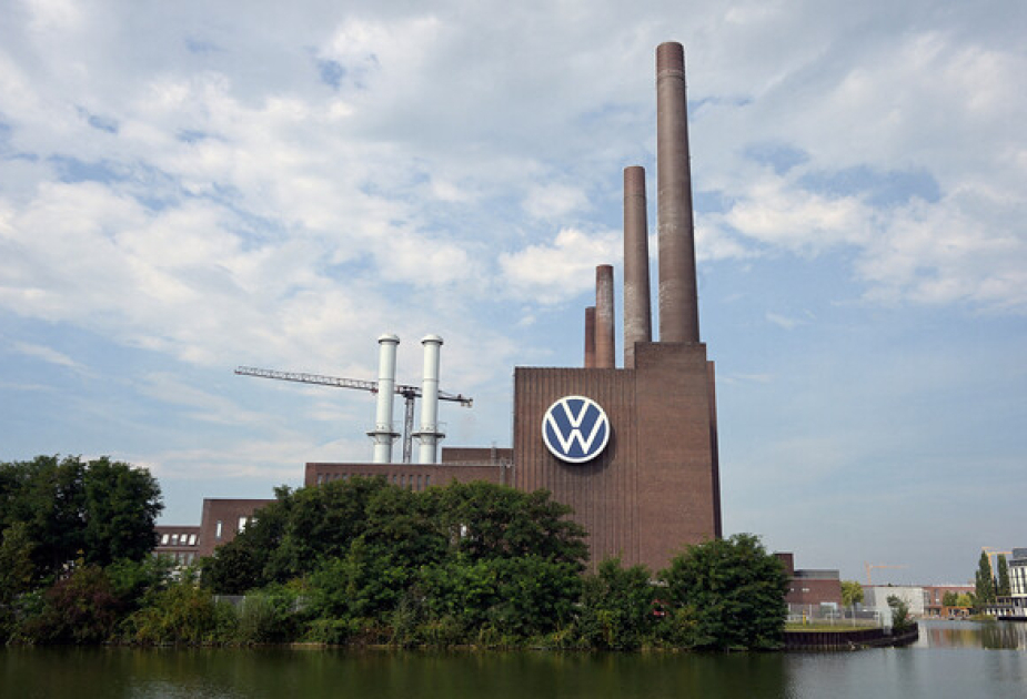 “Volkswagen” xərclərin azaldılması üçün zavodları bağlamayacaq
