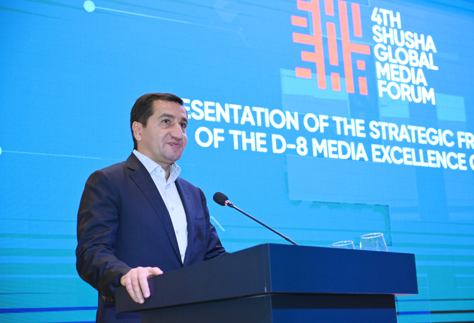 D-8-Medienzentrum stellt Strategie beim Globalen Medienforum in Schuscha vor