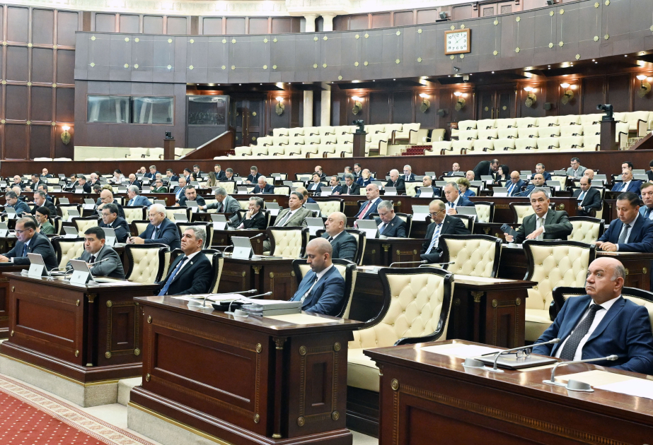 Milli Məclis dövlət qulluğu və media ilə bağlı qanunlara dəyişiklikləri təsdiqləyib