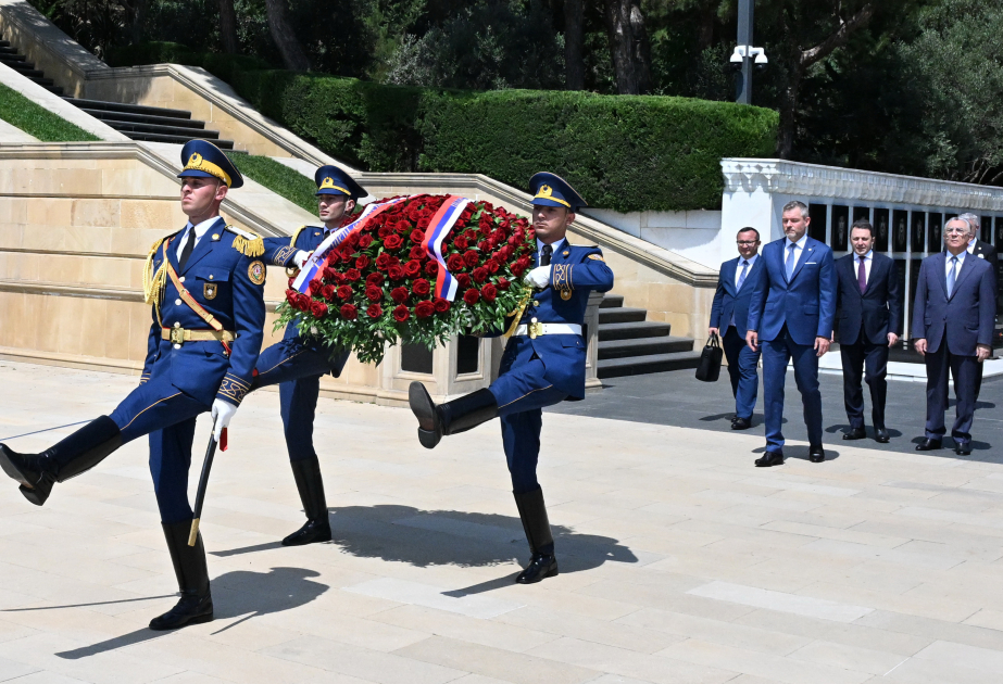 Le président slovaque rend hommage à la mémoire des martyrs à Bakou