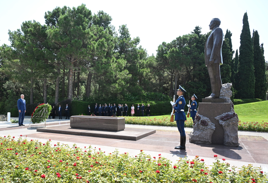 El Presidente eslovaco visita la tumba del Líder Nacional Heydar Aliyev en el Callejón de Honor