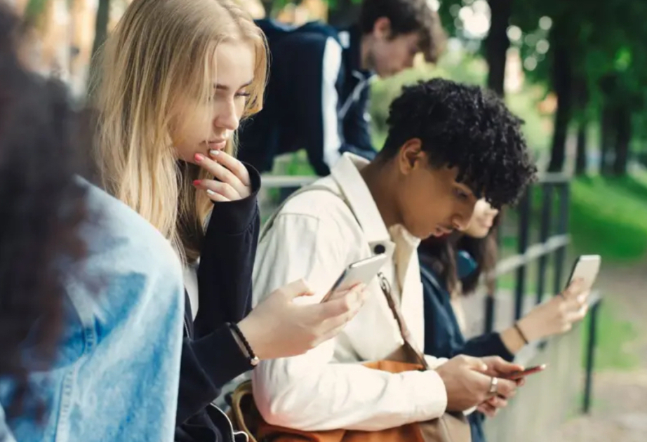 Midnight social media curfew proposed for UK teens aged 16 and 17