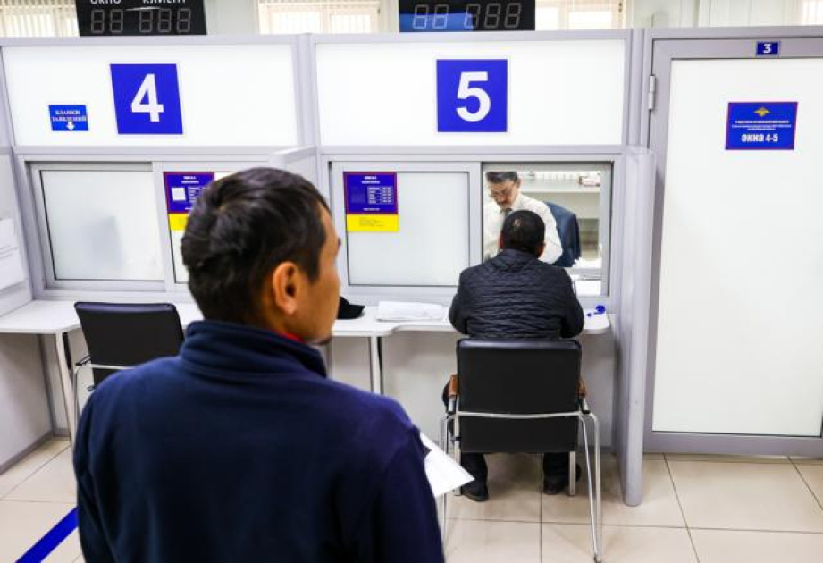 В России мигрантов могут обязать приобретать мобильный телефон